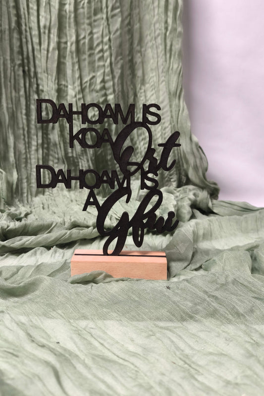 Spruch auf Sockel - Dahoam is koa Ort Dahoam is a Gfui