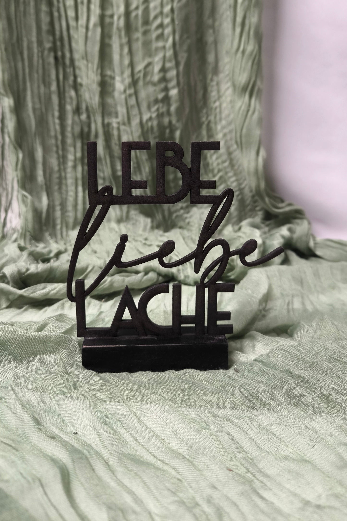 Spruch auf Sockel - Lebe Liebe Lache