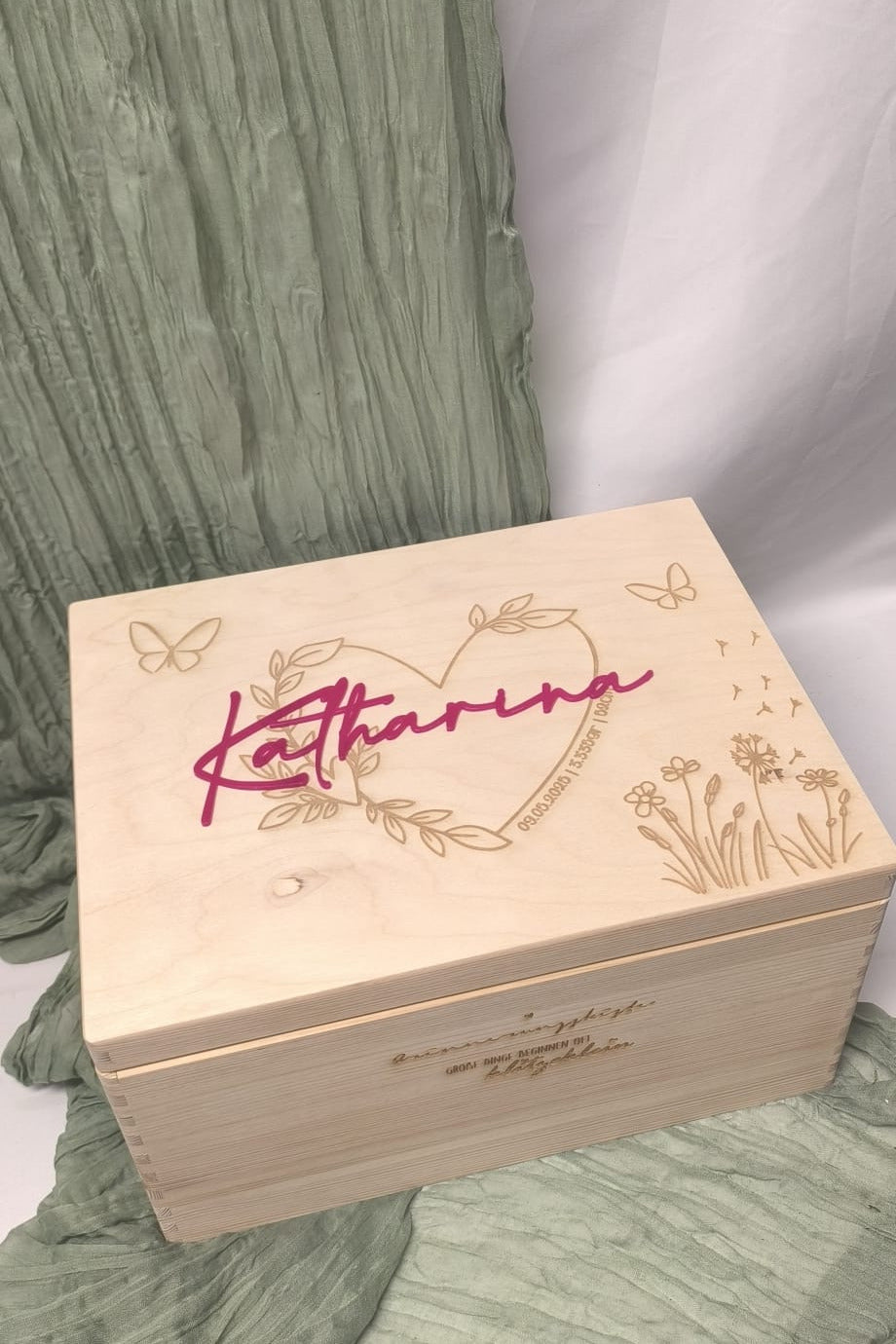 Erinnerungskiste - Herzkranz und Blumenwiese mit Name 3D & Geburtsdaten