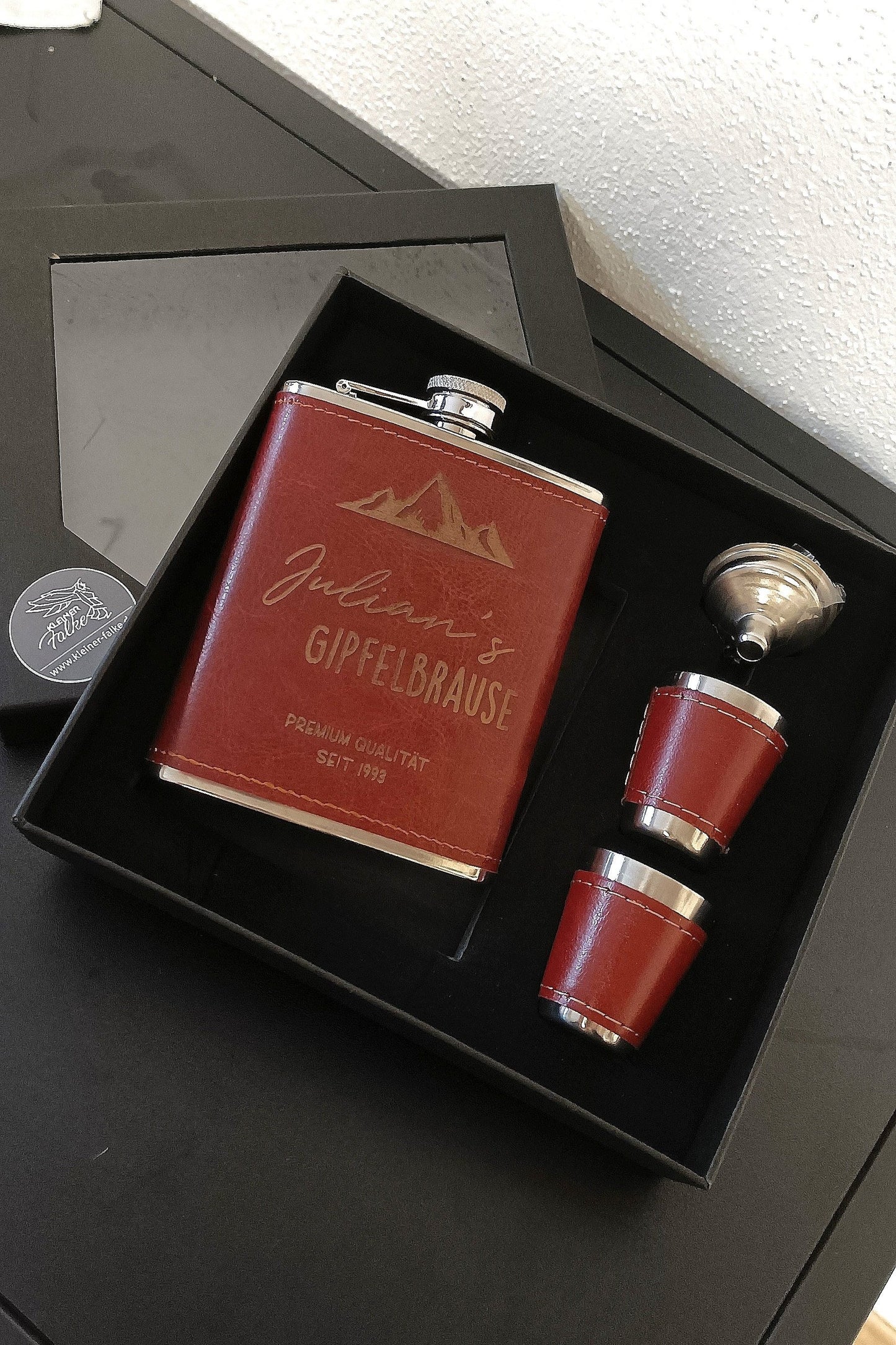 Flachmann mit rotbrauner Lederhülle in hochwertigem Geschenkset