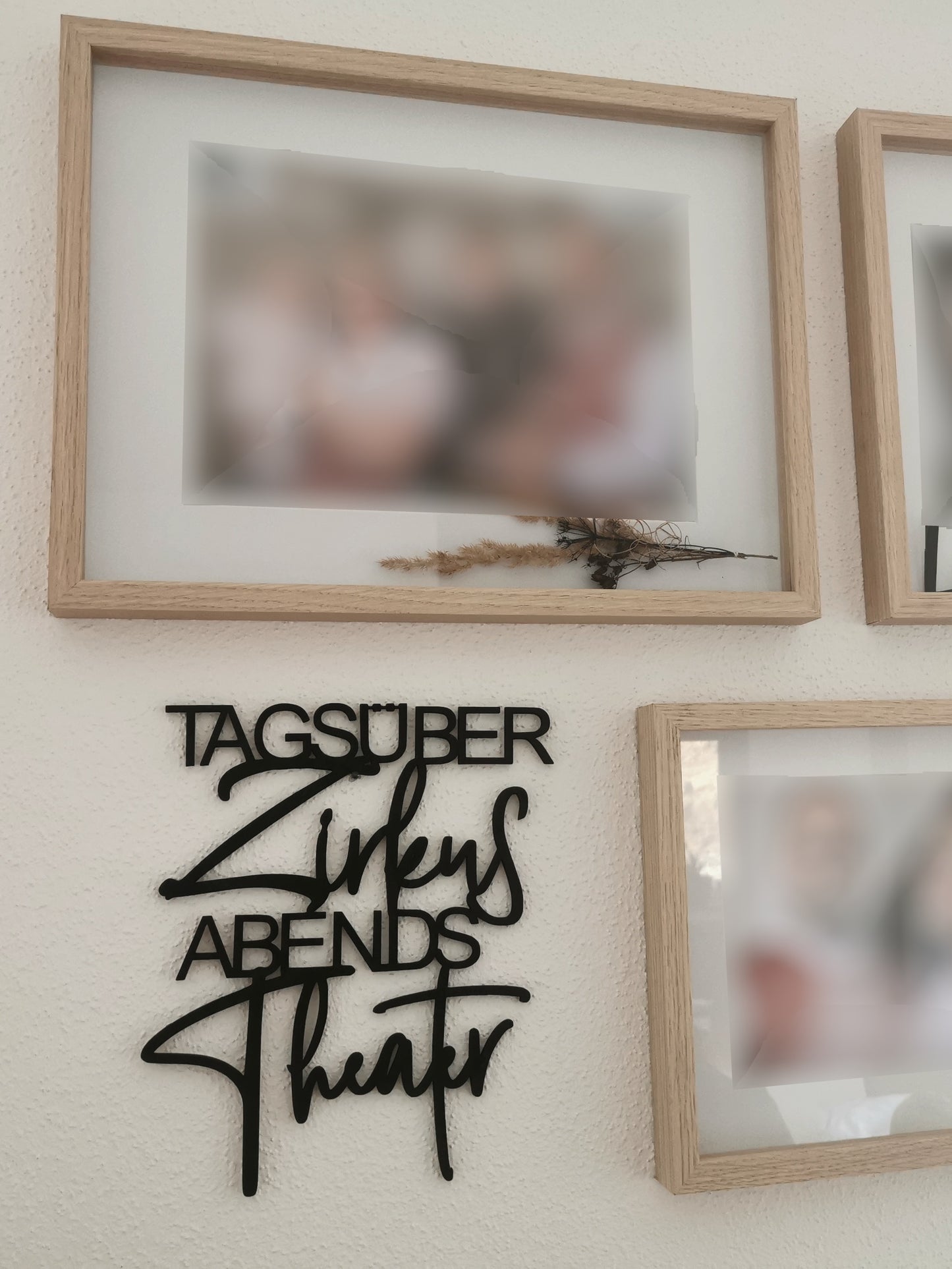 Holzspruch - Tagsüber Zirkus Abends Theater