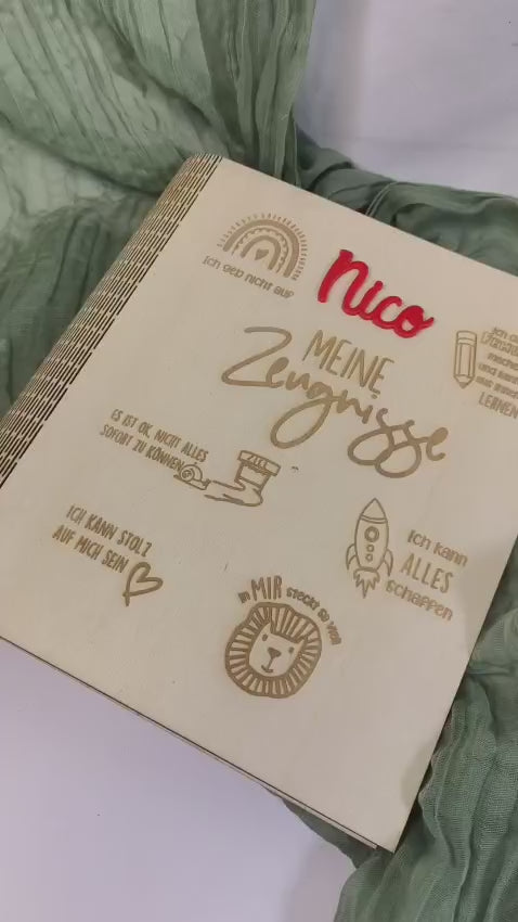 Kleinere Falke_Zeugnismappe_Personalisierte zeugnismappe_Holzdesign_Affirmation Schule_Schulanfang_Zeugnisvergabe_Zeugnisaufbewahrung_Holzkunst__13